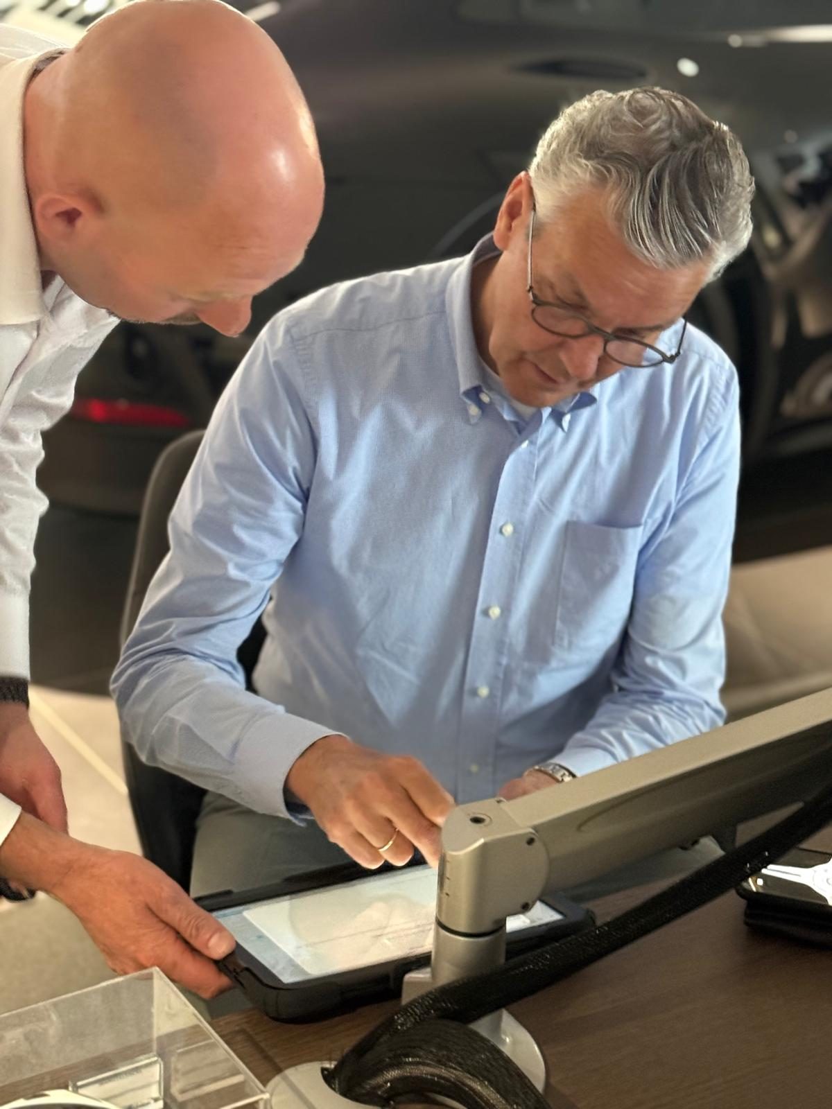Mobo expert coaching a service advisor at the reception desk