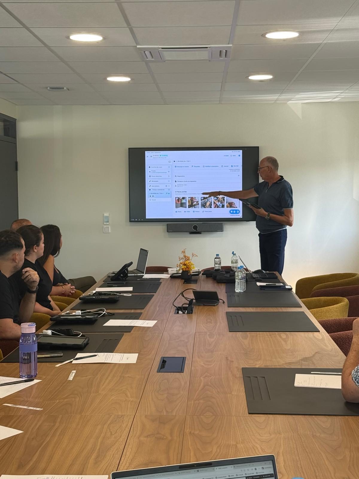Mobo expert presenting the workflow on the big screen